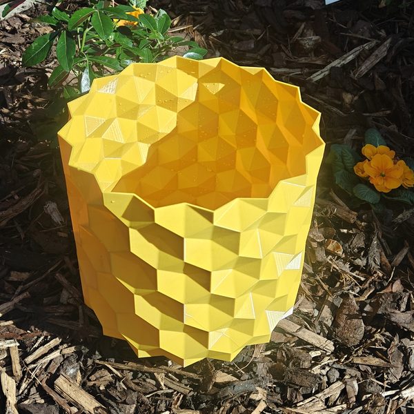 Bloom Pot Large in garden